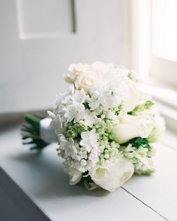 Bouquet de Novia flores blancas incluye peonías, ranúnculos y anémonas.