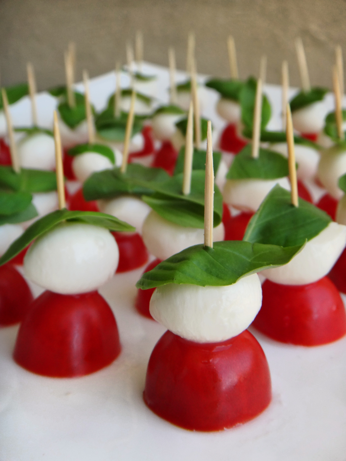 Ensalada caprese en palillos