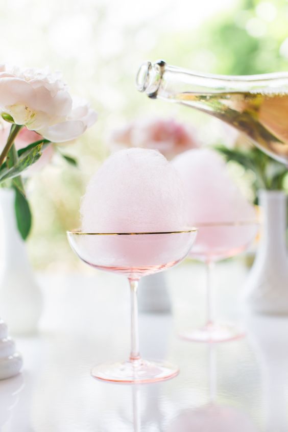 Champagne rosa y algodón de azúcar  para los invitados